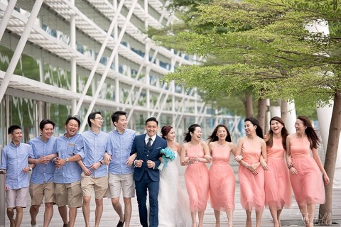 Yanshou & Joyce AD by Loveinstills. Bridal party shot at Marina Bay Sands